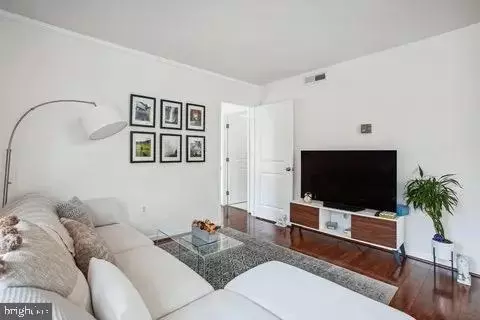 1300 Army Navy Dr #321, Arlington, VA 22202