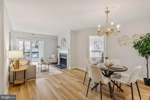 1050 N Taylor St #1-208, Arlington, VA 22201