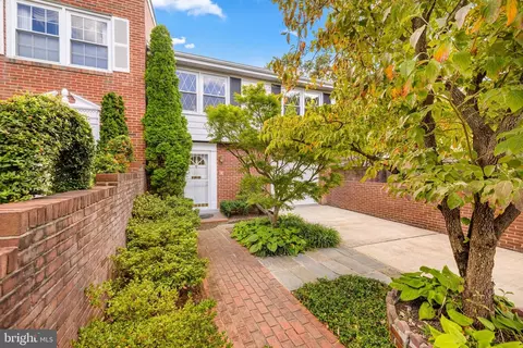 3816 12th St S, Arlington, VA 22204