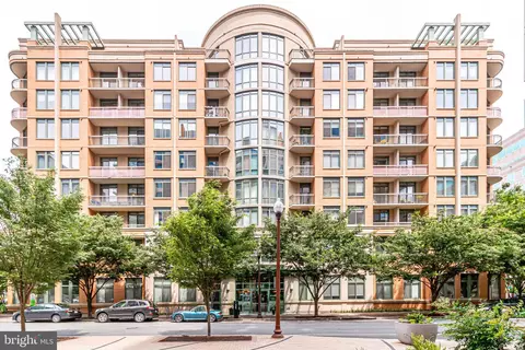 3625 10th St N #101, Arlington, VA 22201