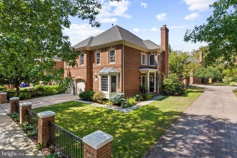 4825 26th St N, Arlington, VA 22207