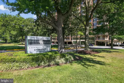 1300 Army Navy Dr #529, Arlington, VA 22202