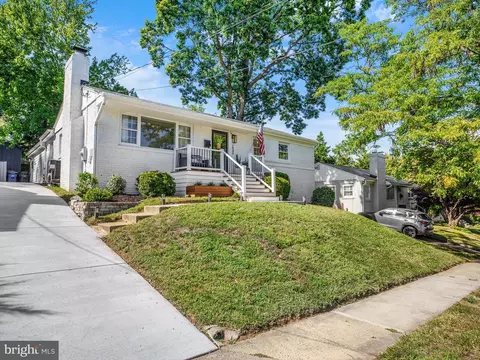 2040 N Woodstock St, Arlington, VA 22207