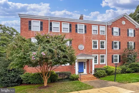 4860 28th St S #B1, Arlington, VA 22206