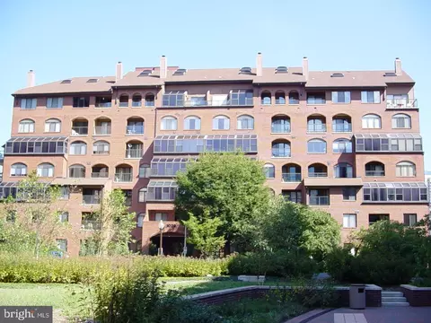 1029 N Stuart St #204, Arlington, VA 22201