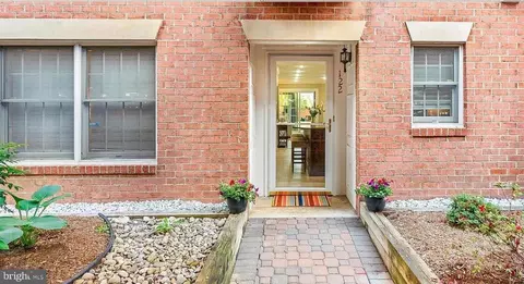 6924 Fairfax Dr #122, Arlington, VA 22213