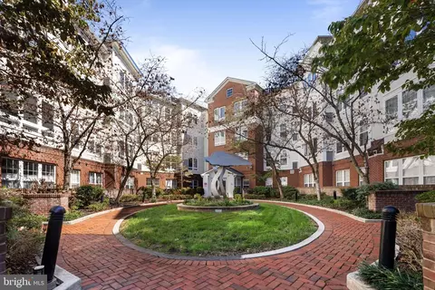 801 S Greenbrier St #304, Arlington, VA 22204