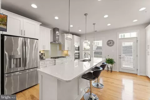 1137 S Monroe St S, Arlington, VA 22204
