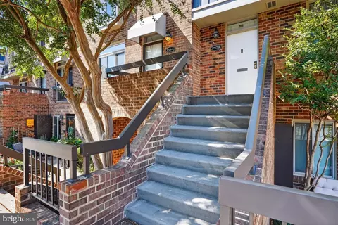 1729 S Hayes St #2, Arlington, VA 22202