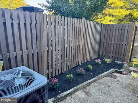 Exterior - 4800 30th St S, Arlington, VA 22206 photo 6 of 7