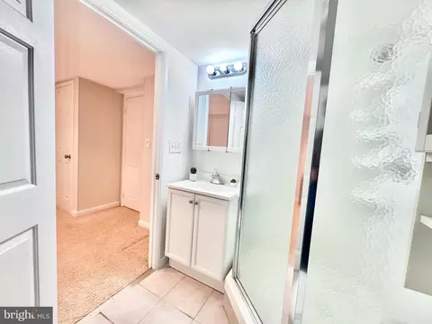 Bath - 4800 30th St S, Arlington, VA 22206 photo 2 of 2