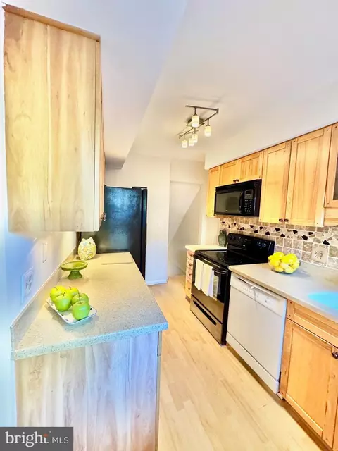 Kitchen - 4800 30th St S, Arlington, VA 22206 photo 2 of 2