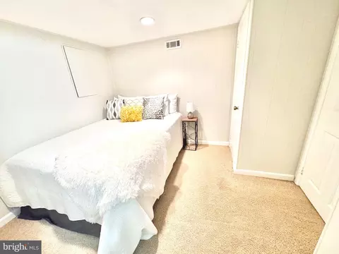 Bedroom - 4800 30th St S, Arlington, VA 22206 photo 6 of 6