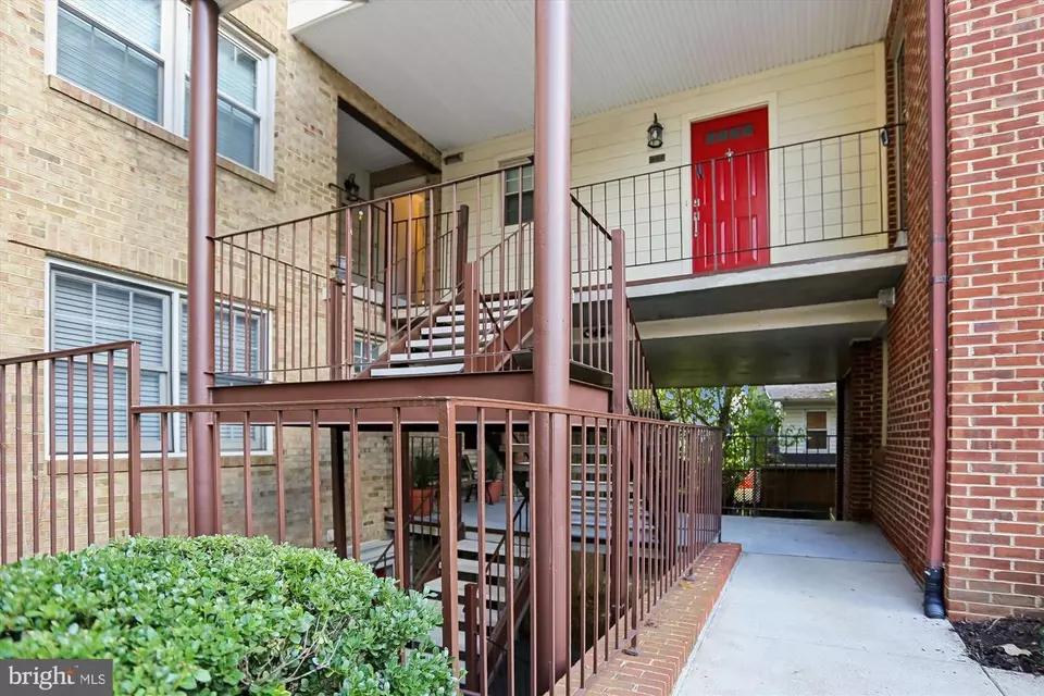 Exterior - 945 S Scott St #2, Arlington, VA 22204 photo 4 of 6