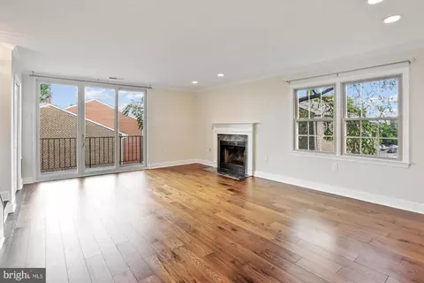 Living - 945 S Scott St #2, Arlington, VA 22204 photo 1 of 8