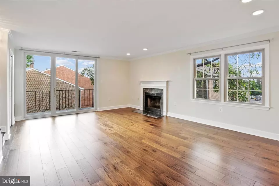 Living - 945 S Scott St #2, Arlington, VA 22204 photo 1 of 8