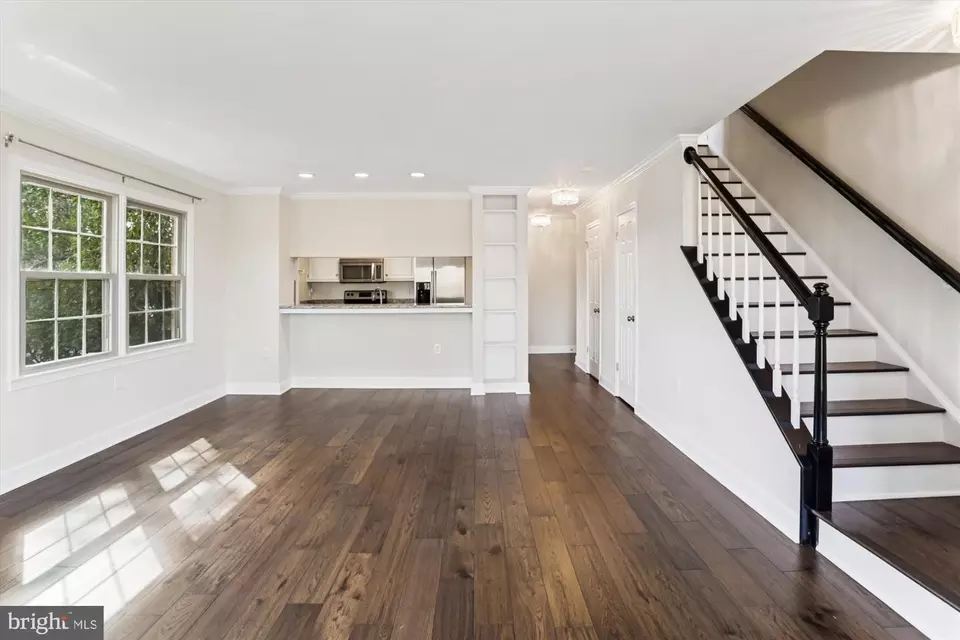 Living - 945 S Scott St #2, Arlington, VA 22204 photo 5 of 8