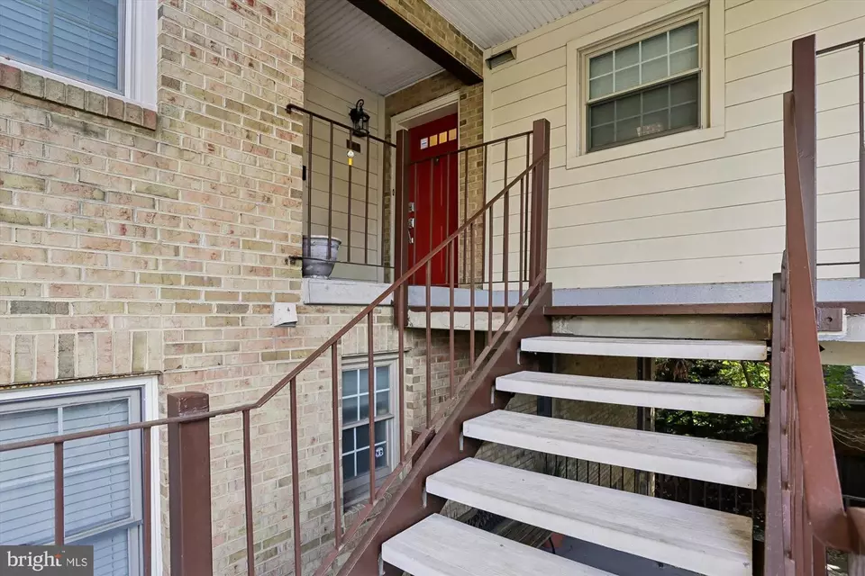 Exterior - 945 S Scott St #2, Arlington, VA 22204 photo 6 of 6