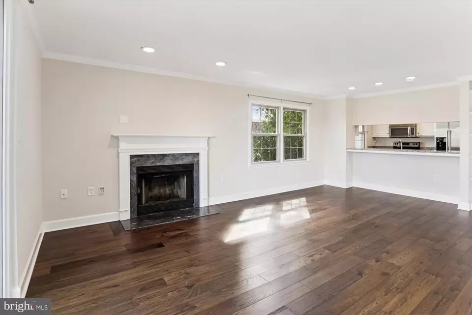 Living - 945 S Scott St #2, Arlington, VA 22204 photo 4 of 8