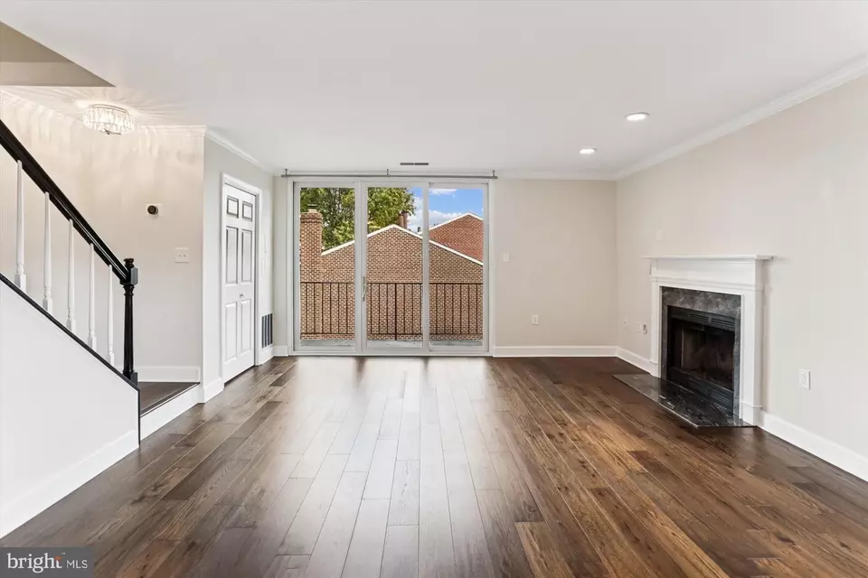 Living - 945 S Scott St #2, Arlington, VA 22204 photo 7 of 8