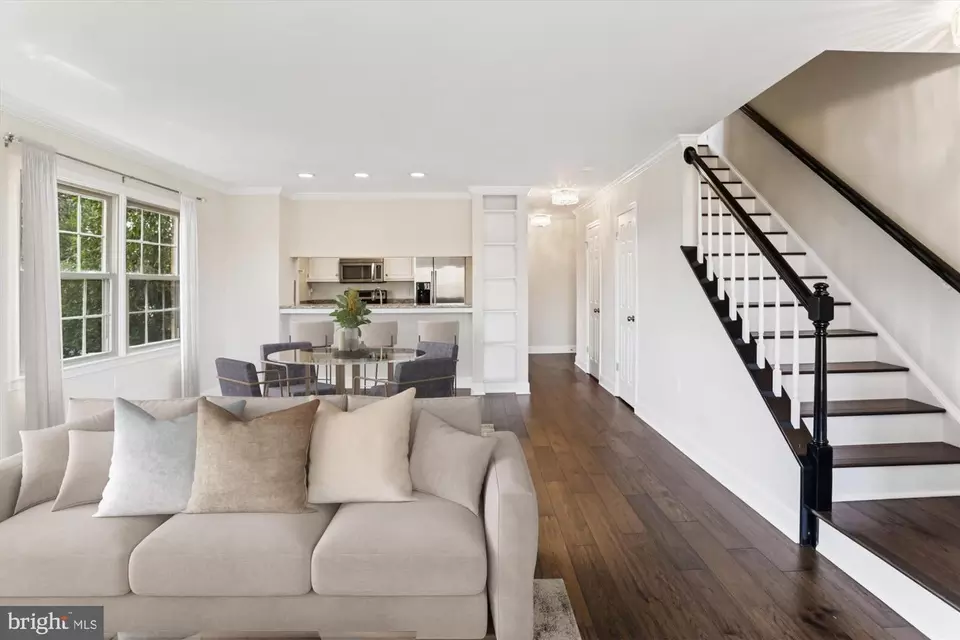 Living - 945 S Scott St #2, Arlington, VA 22204 photo 6 of 8
