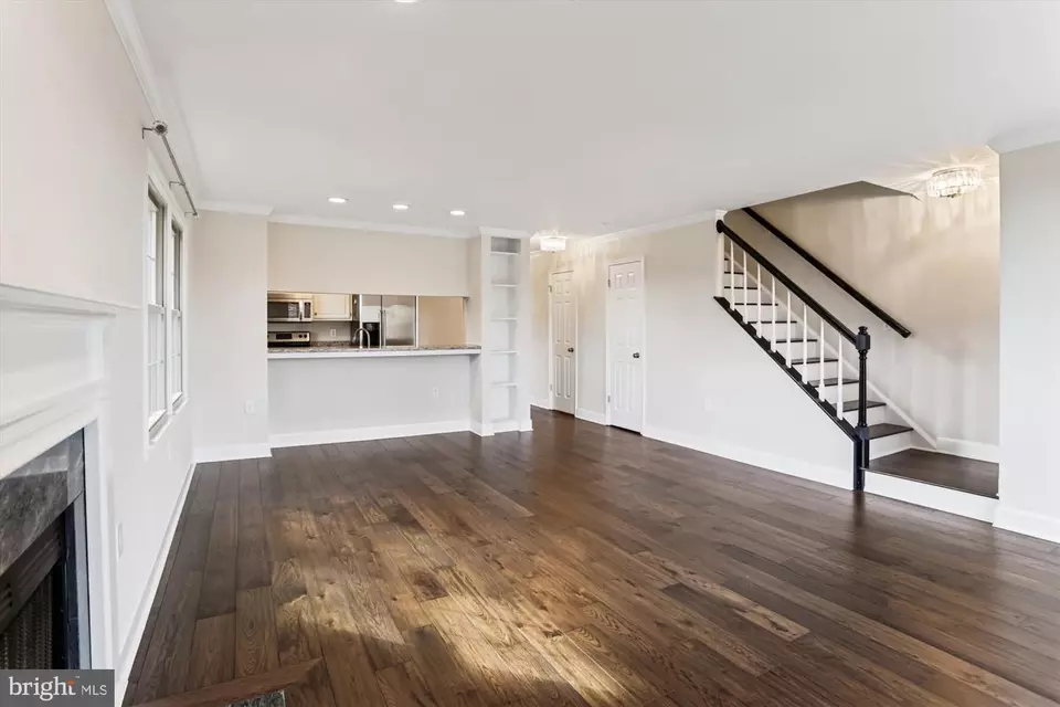 Living - 945 S Scott St #2, Arlington, VA 22204 photo 3 of 8