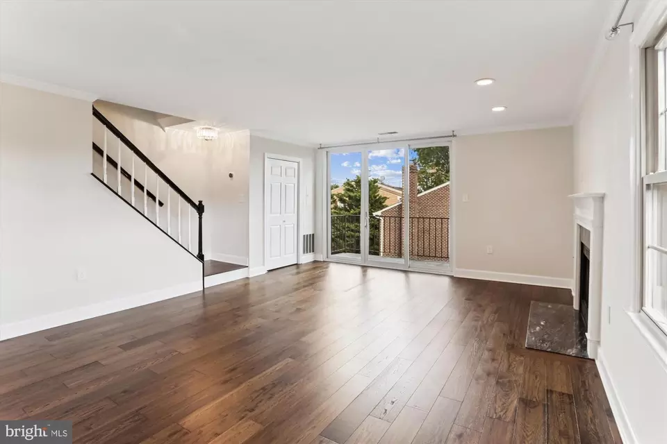 Living - 945 S Scott St #2, Arlington, VA 22204 photo 8 of 8