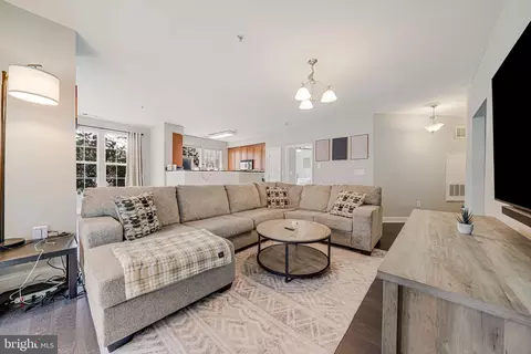 801 S Greenbrier St #113, Arlington, VA 22204