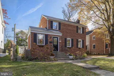 2723 N George Mason Dr N, Arlington, VA 22207