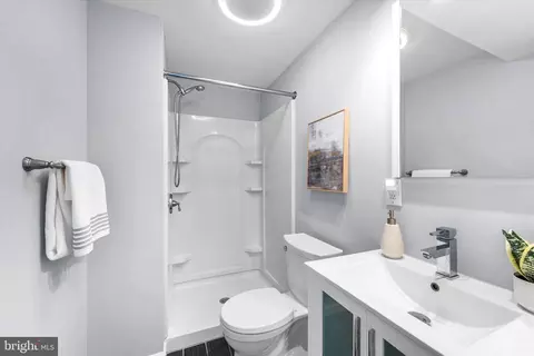 Bath - 624 15th St S #1, Arlington, VA 22202 photo 2 of 2