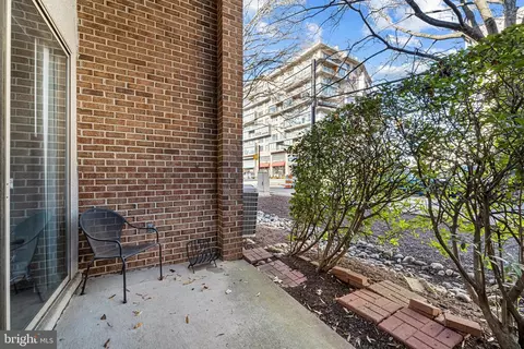 Exterior - 624 15th St S #1, Arlington, VA 22202 photo 3 of 6
