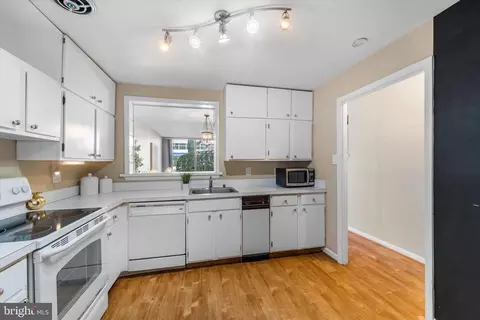 Kitchen - 624 15th St S #1, Arlington, VA 22202 photo 3 of 3