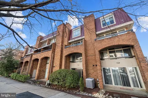 Exterior - 624 15th St S #1, Arlington, VA 22202 photo 4 of 6