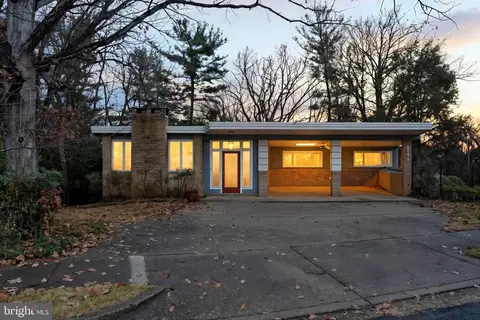 2745 N Radford St, Arlington, VA 22207