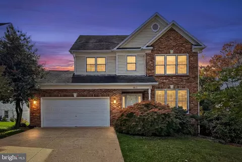 4818 9th St S, Arlington, VA 22204