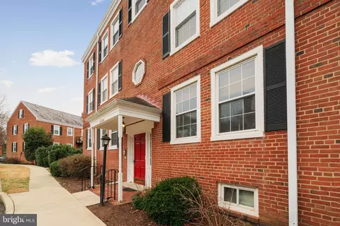 4724 29th St S #B2, Arlington, VA 22206