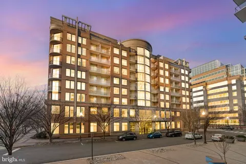 3625 10th St N #301, Arlington, VA 22201