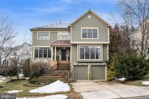 6907 30th St N, Arlington, VA 22213