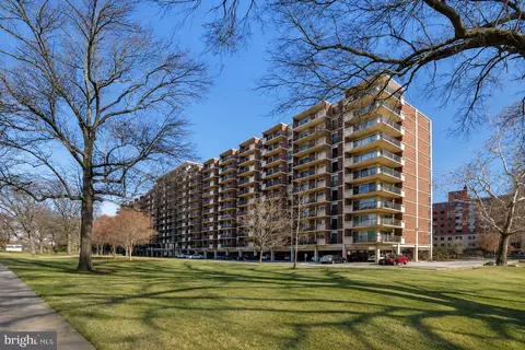 1300 Army Navy Dr #106, Arlington, VA 22202