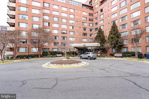 1111 Arlington Blvd #828, Arlington, VA 22209
