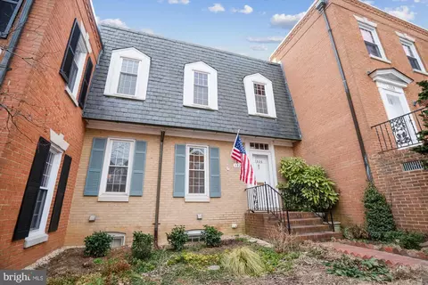 1326 N Lynnbrook Dr, Arlington, VA 22201