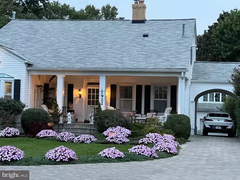 1922 S Arlington Ridge Rd, Arlington, VA 22202