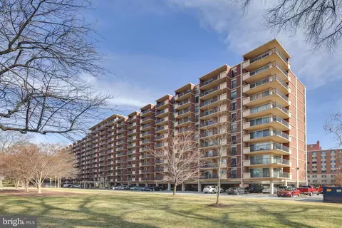 1300 Army Navy Dr #201, Arlington, VA 22202