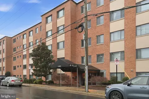 1300 S Arlington Ridge Rd #204, Arlington, VA 22202