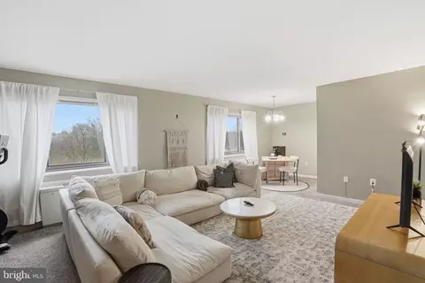 1300 S Arlington Ridge Rd #204, Arlington, VA 22202