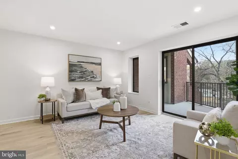 1020 N Stafford St #202, Arlington, VA 22201