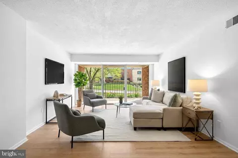 1300 Army Navy Dr #117, Arlington, VA 22202