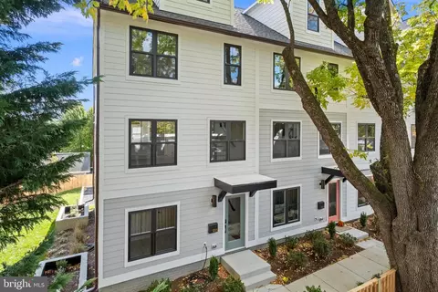 915 N Irving St, Arlington, VA 22201