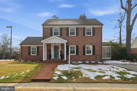 2746 Fort Scott Dr, Arlington, VA 22202