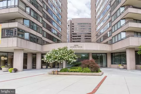 1300 Crystal Dr #808S, Arlington, VA 22202